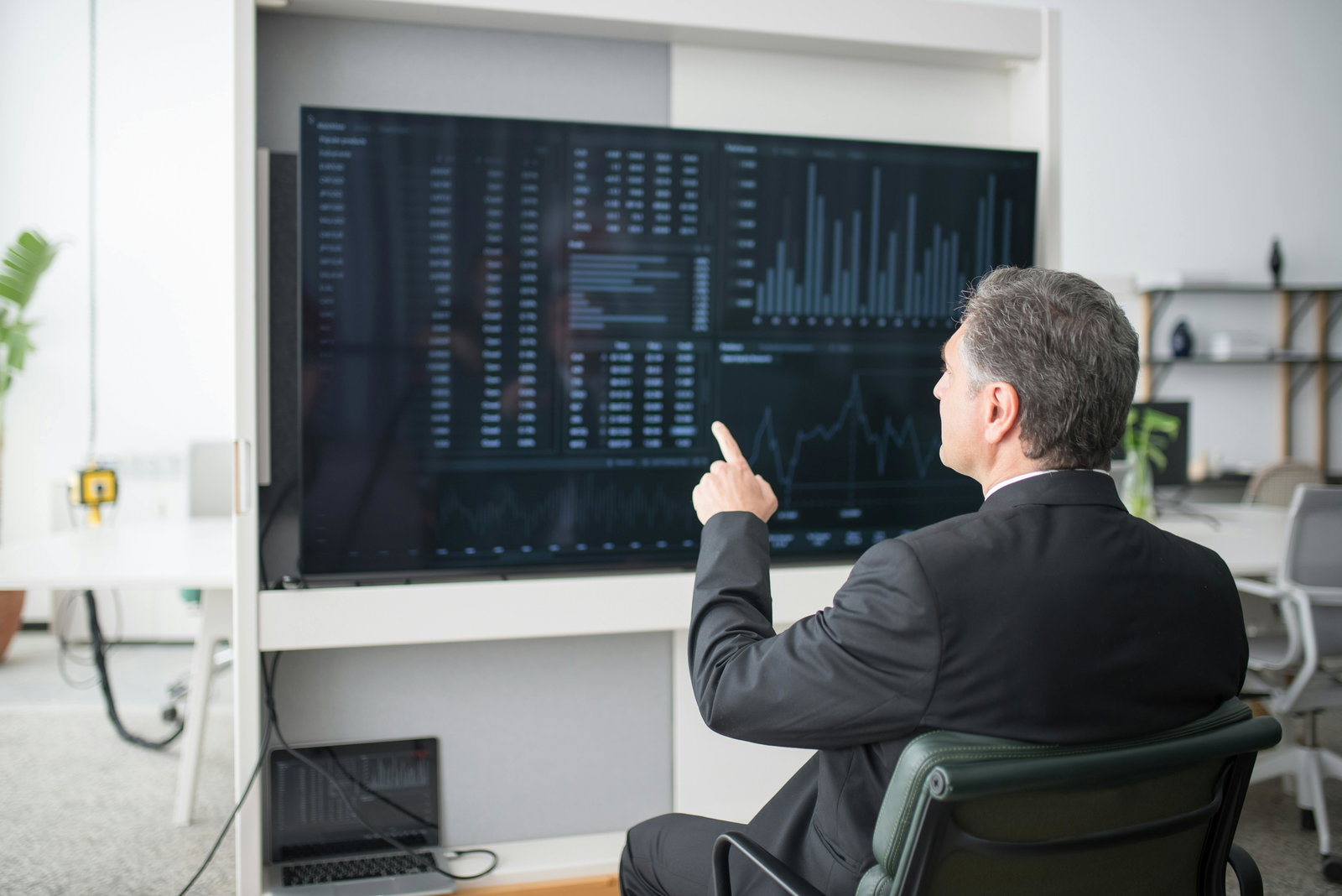 Why Your Customer-Facing Dashboard is the Public Face of Your Company thumbnail